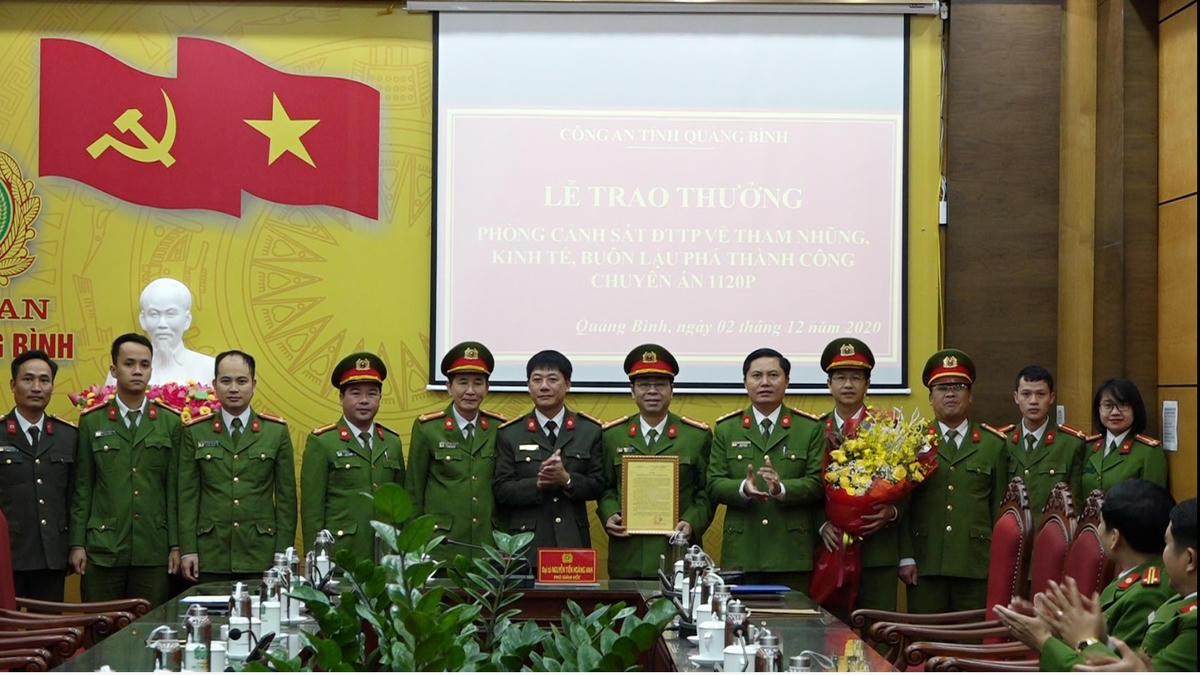 Khen thưởng tập thể Phòng CSKT về thành tích phá thành công chuyên án.