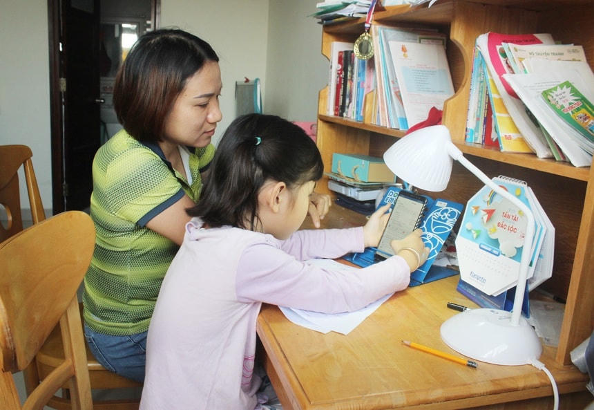 Học trực tuyến rất cần sự hỗ trợ của phụ huynh. Ảnh minh họa. Nguồn : Báo Bà Rịa - Vũng Tàu.