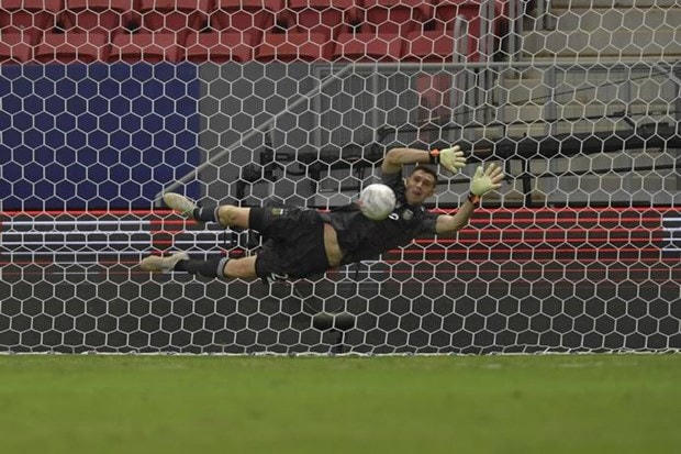 Emiliano Martinez thực hiện một pha cản phá trong loạt sút luân lưu ngày 6/7. (Nguồn: Getty).