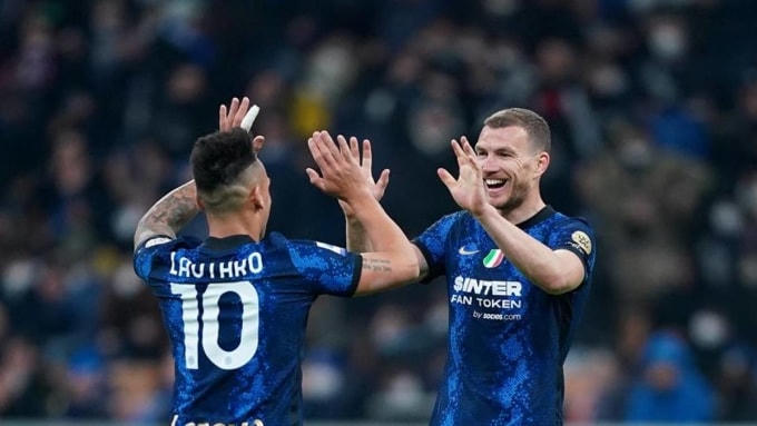 Dzeko (phải) vẫn là một tiền đạo hàng đầu Serie A ở tuổi 35.