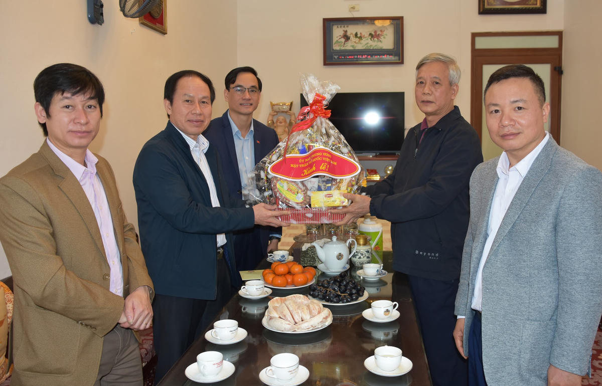 Phó Chủ tịch - Tổng Thư ký Lê Tiến Châu thăm hỏi gia đình cố Phó Chủ tịch - Tổng Thư ký UBTƯ MTTQ Việt Nam Trần Văn Đăng.