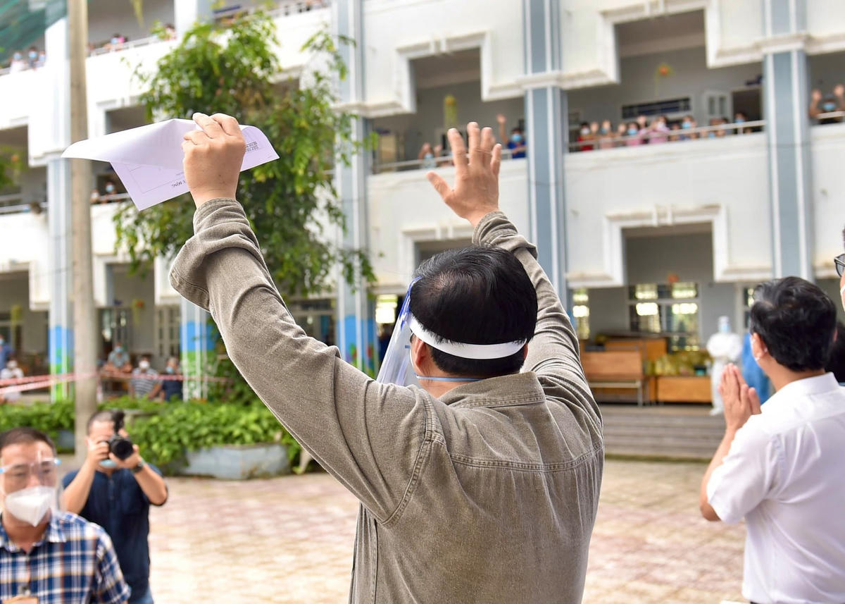 Thủ tướng vẫy chào, động viên bà con đang thực hiện cách ly tập trung tại Trường Tiểu học Bình Thuận, phường Thuận Giao, TP Thuận An.