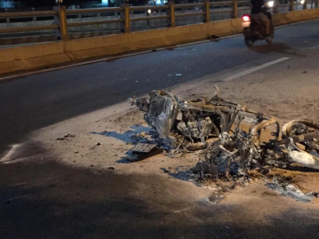 Chiếc xe máy bị ngọn lửa thiêu rụi chỉ còn trơ khung.