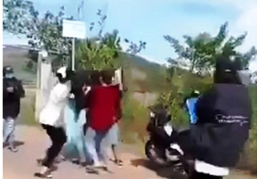 Nhóm nữ sinh lao vào đánh một cô gái. (Ảnh cắt clip)