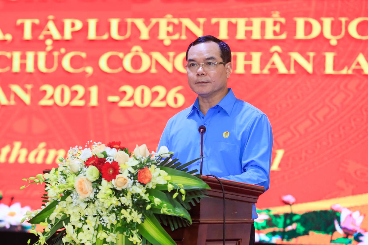 Chủ tịch Tổng Liên đoàn Lao động Việt Nam Nguyễn Đình Khang phát biểu tại Hội nghị.