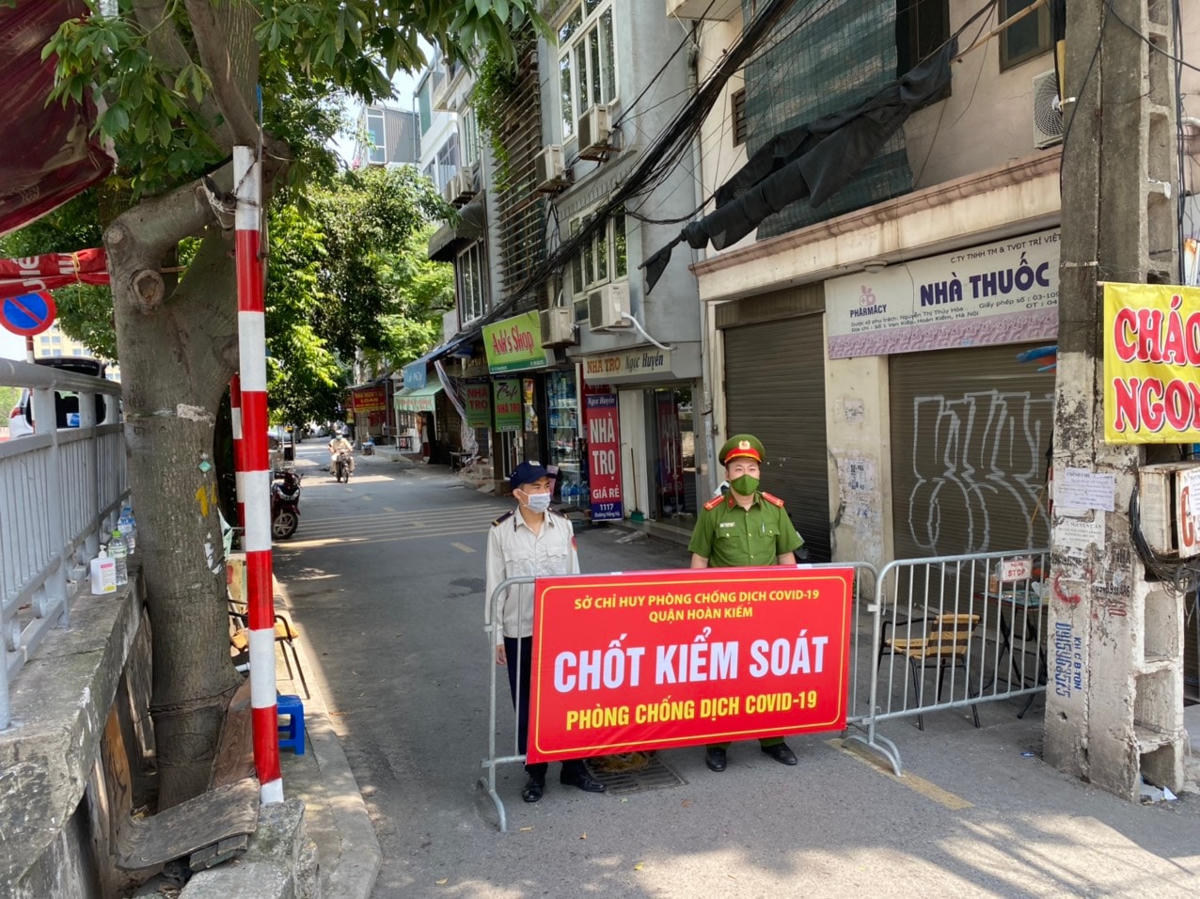 Mỗi chốt kiểm soát đều có lực lượng chức năng trực, đảm bảo người dân không được ra, vào địa bàn phường Chương Dương. Ảnh: Toàn Nghĩa. 