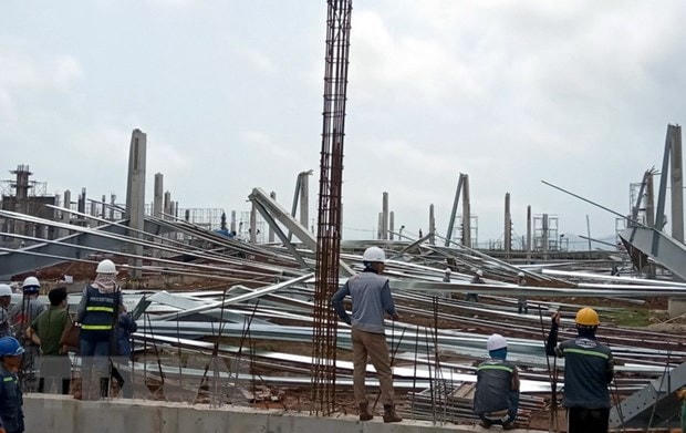 Hiện trường nhà xưởng bị đổ sập. Ảnh: TTXVN phát.  