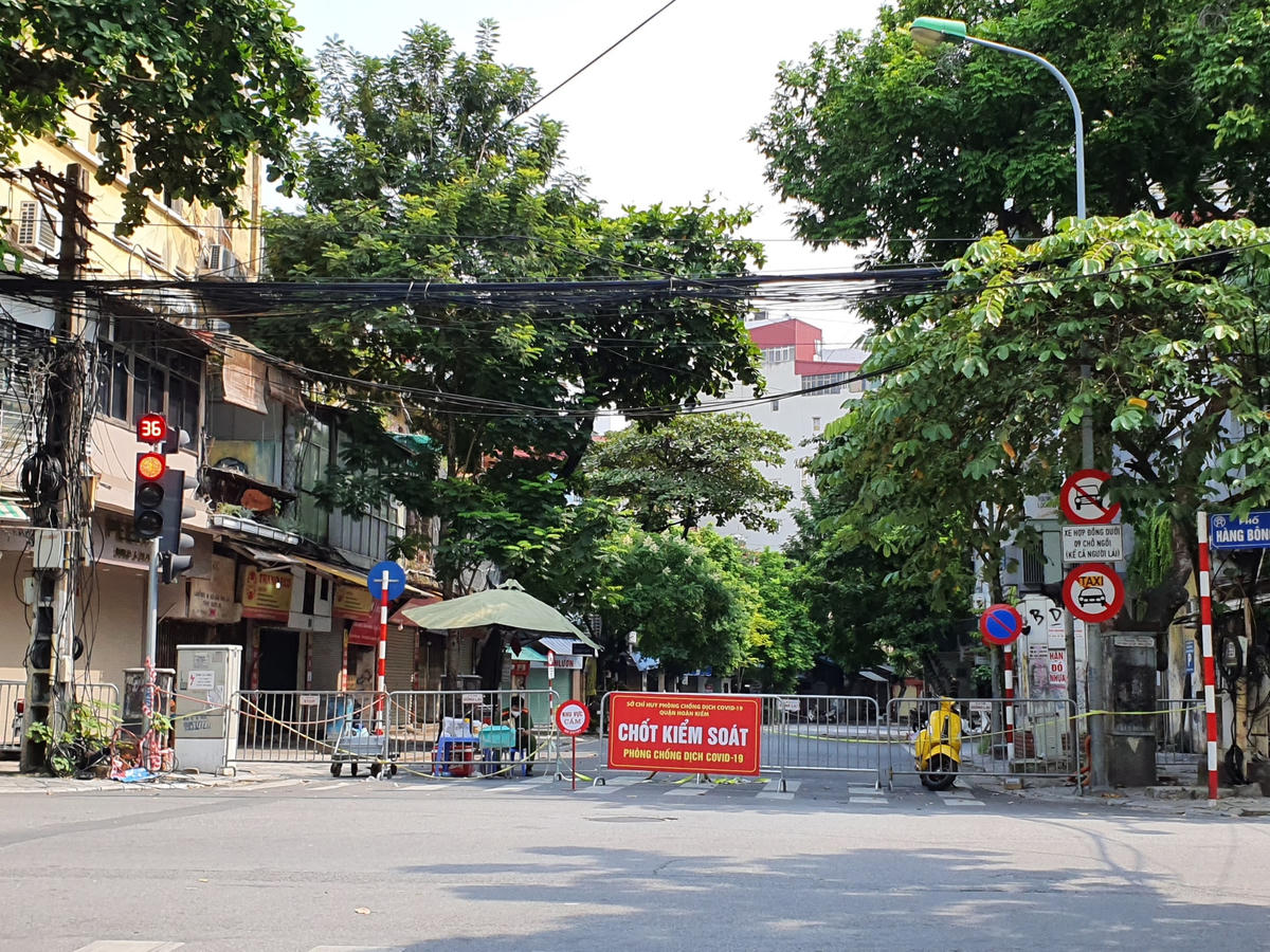 Ngoài ra, trong tối 30/9, UBND quận Hoàn Kiếm cũng đã chỉ đạo đóng cửa các cửa hàng dọc phố Phủ Doãn (đoạn từ phố Hàng Bông đến phố Tràng Thi) do liên quan đến ca nhiễm SARS-CoV-2 là người nhà vào chăm sóc bệnh nhân tại Bệnh viện Hữu nghị Việt - Đức.