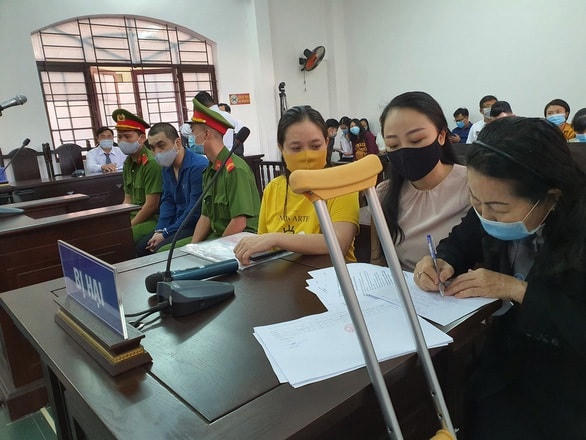 Chị Hường chống nạng tới tòa. Ảnh: Đ.T.
