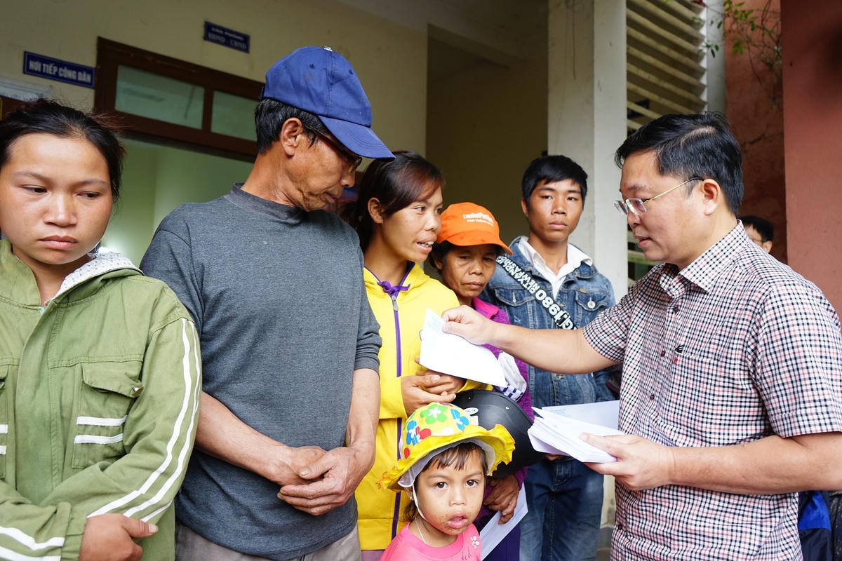 Chủ tịch UBND tỉnh Quảng Nam tặng quà cho bà con xã Phước Thành.