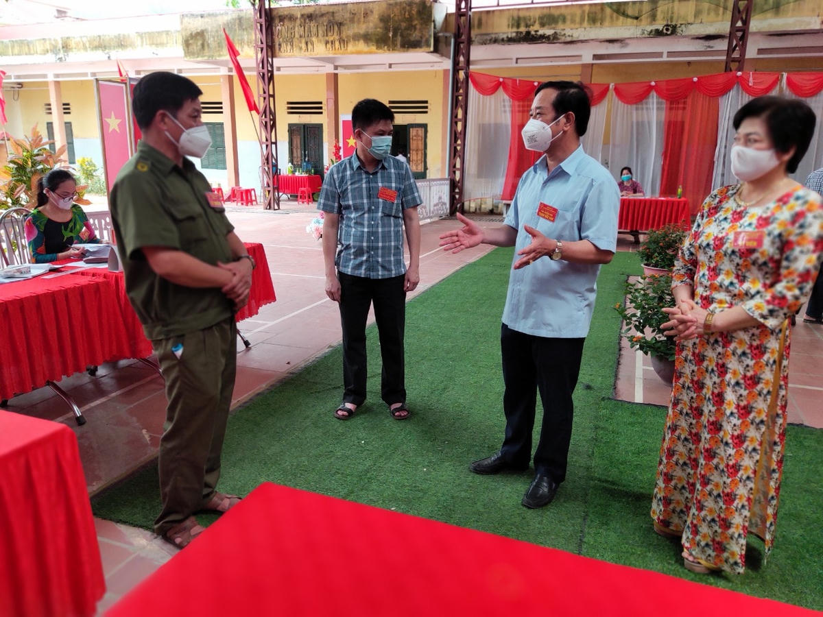 Ông Trịnh Hữu Bàn trao đổi cùng các thành viên trong Tổ bầu cử.