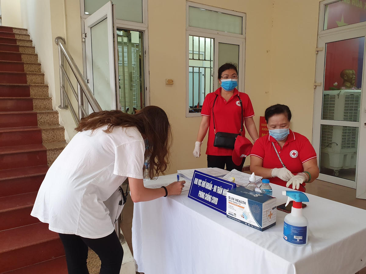 Rất nhiều bạn trẻ cũng đã có mặt trước giờ khai mạc để thực hiện quyền và nghĩa vụ của mình.
