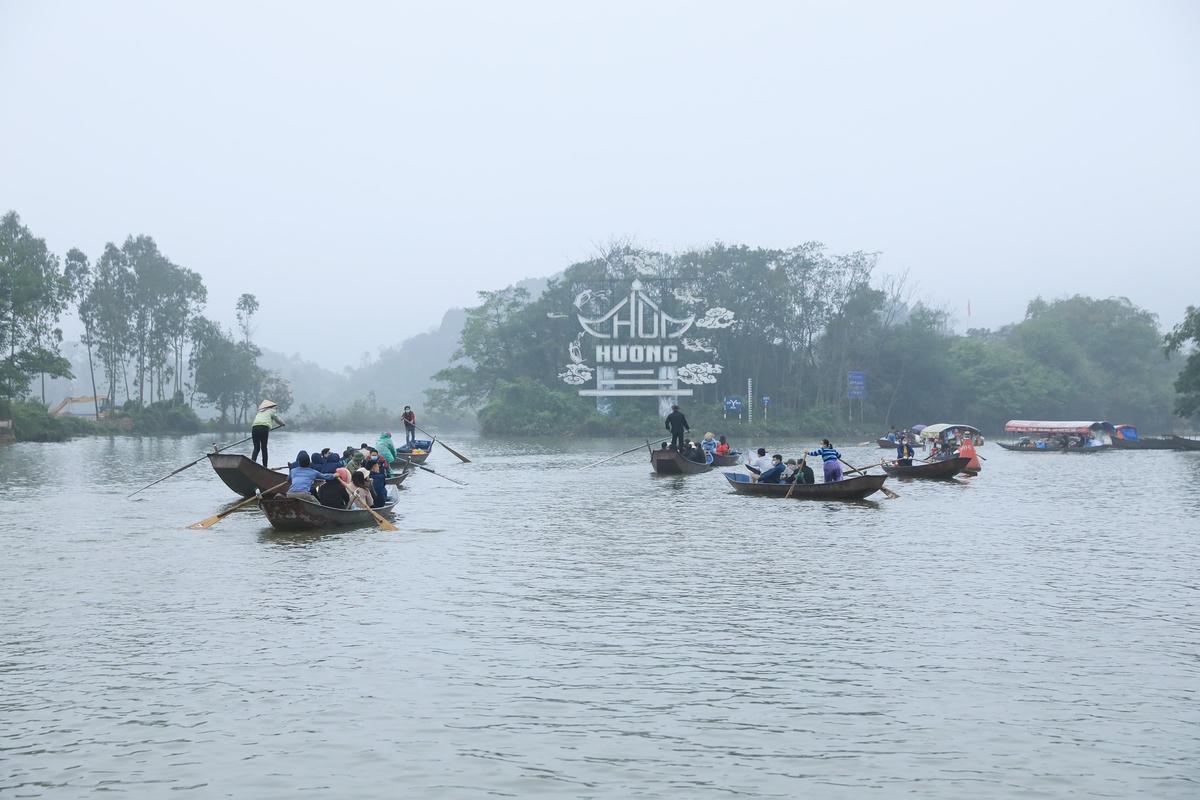 Du khách đội mưa đi lễ chùa Hương  