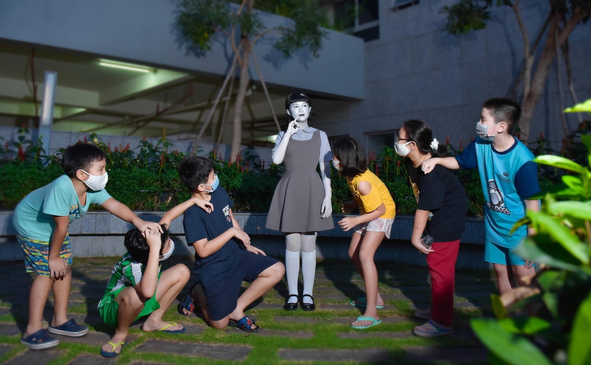 Cô cùng dàn diễn viên nhí xuống phố đón Halloween sớm. 