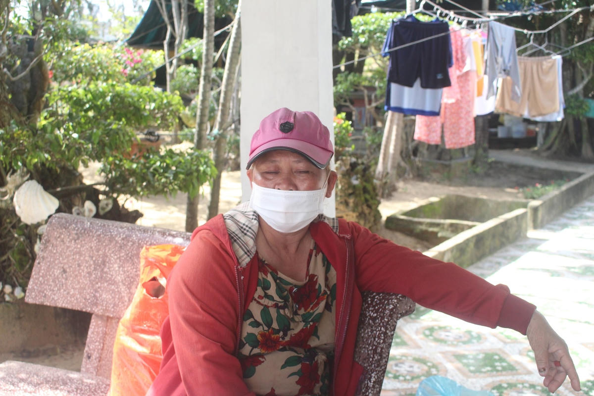 Bà Lê Thị Lưu đau xót nói về sự việc cha ném con xuống sông.