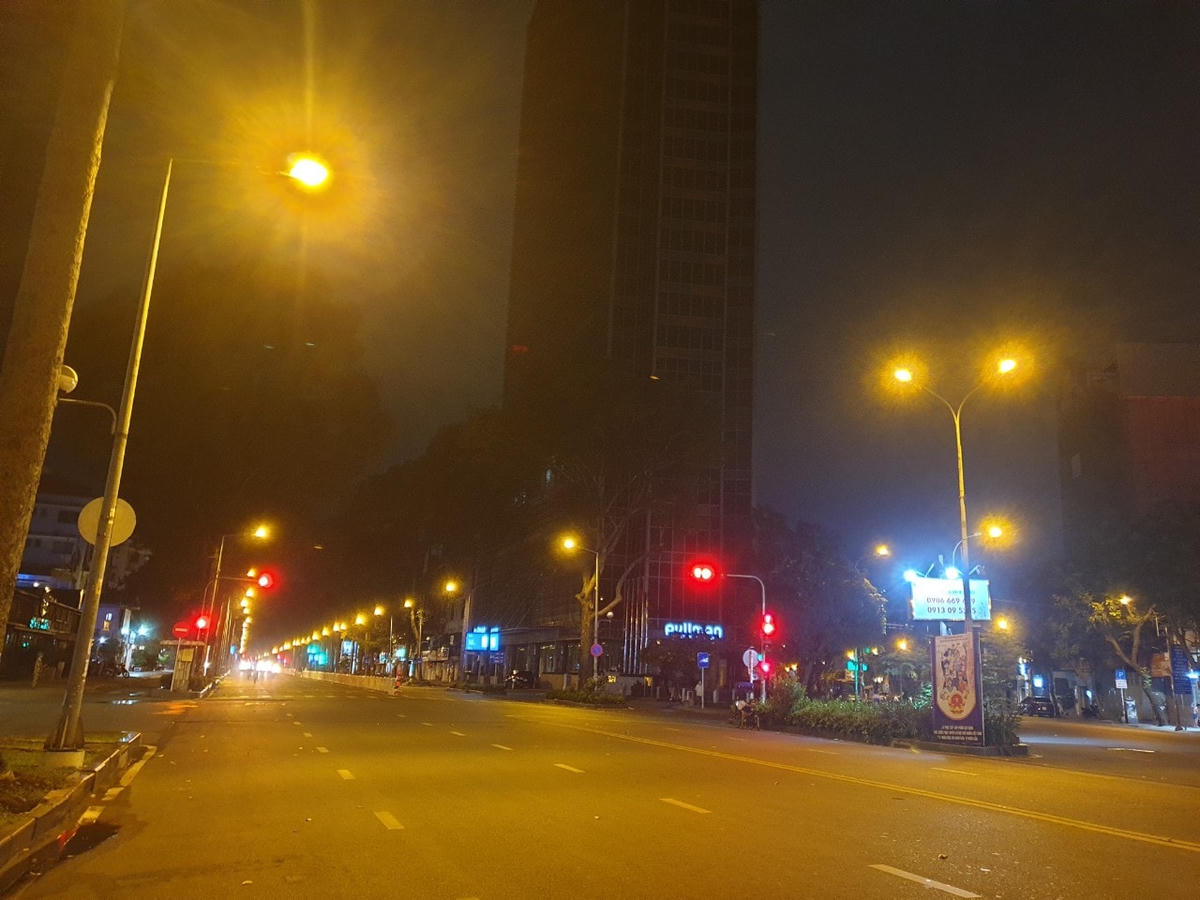 Từ đêm nay 26/7, mọi người dân TP HCM được yêu cầu ở nhà và hạn chế ra đường, trừ lực lượng chức năng và phóng viên báo chí.