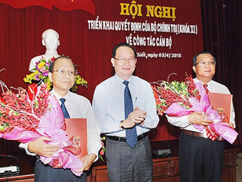 Ông Nguyễn Mạnh Hùng (bên trái) và ông Huỳnh Văn Tí (bên phải) nhận quyết định điều động của Bộ Chính trị vào ngày 3/4/2015. Ảnh: Báo Bình Thuận.