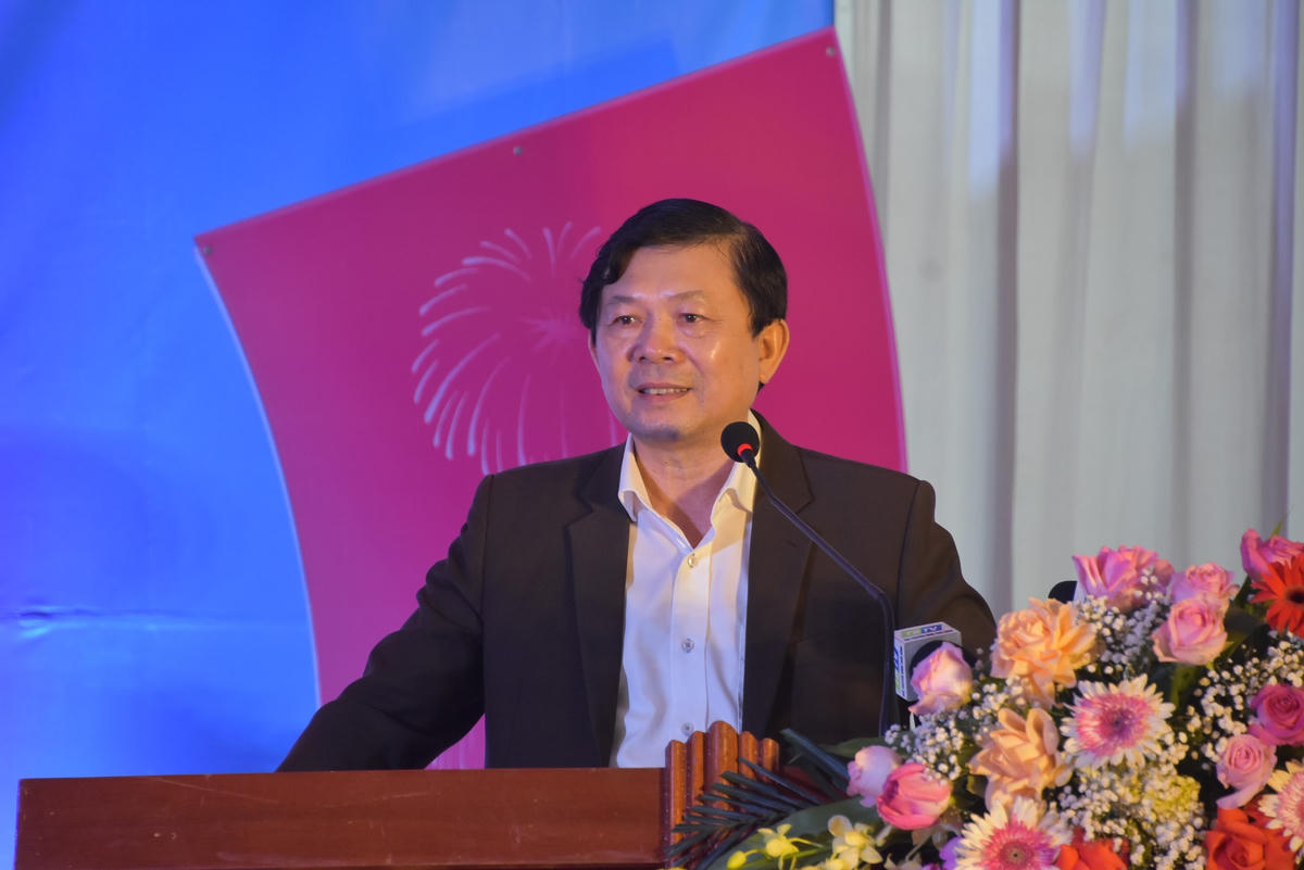 Phó Chủ tịch UBTƯ MTTQ Việt Nam Nguyễn Hữu Dũng trò chuyện với bà con thôn Hạ.