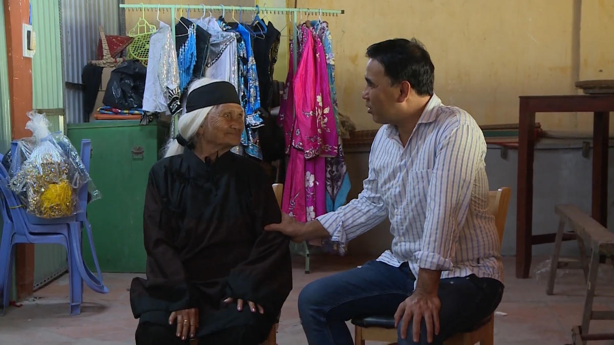 Nghệ sĩ Hồng Sáp tái hiện kịch” Hoàng tử cứu mẹ”.