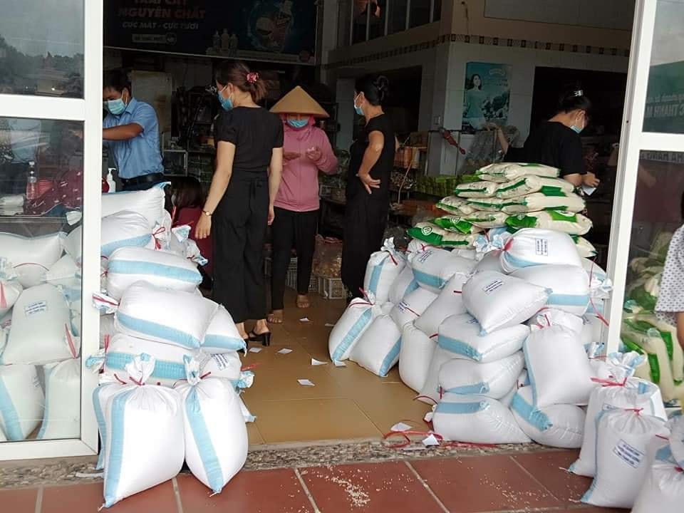 Người dân xã Hà Châu (huyện Hà Trung) góp nhu yếu phẩm cho miền Nam.