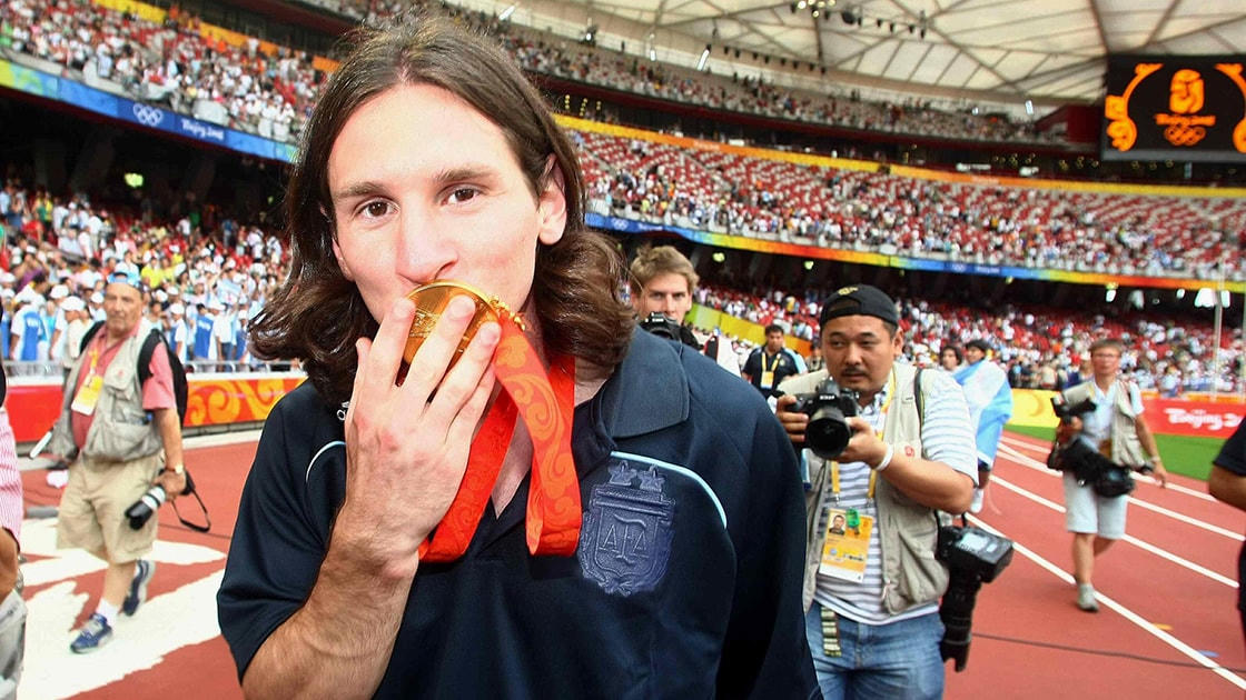 20 khoảnh khắc định nghĩa sự nghiệp vĩ đại của huyền thoại bóng đá Lionel Messi