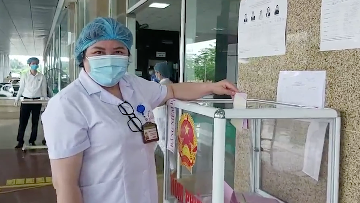 Cận cảnh các y bác sĩ Bệnh viện Bệnh Nhiệt đới Trung ương bỏ phiếu bầu cử
