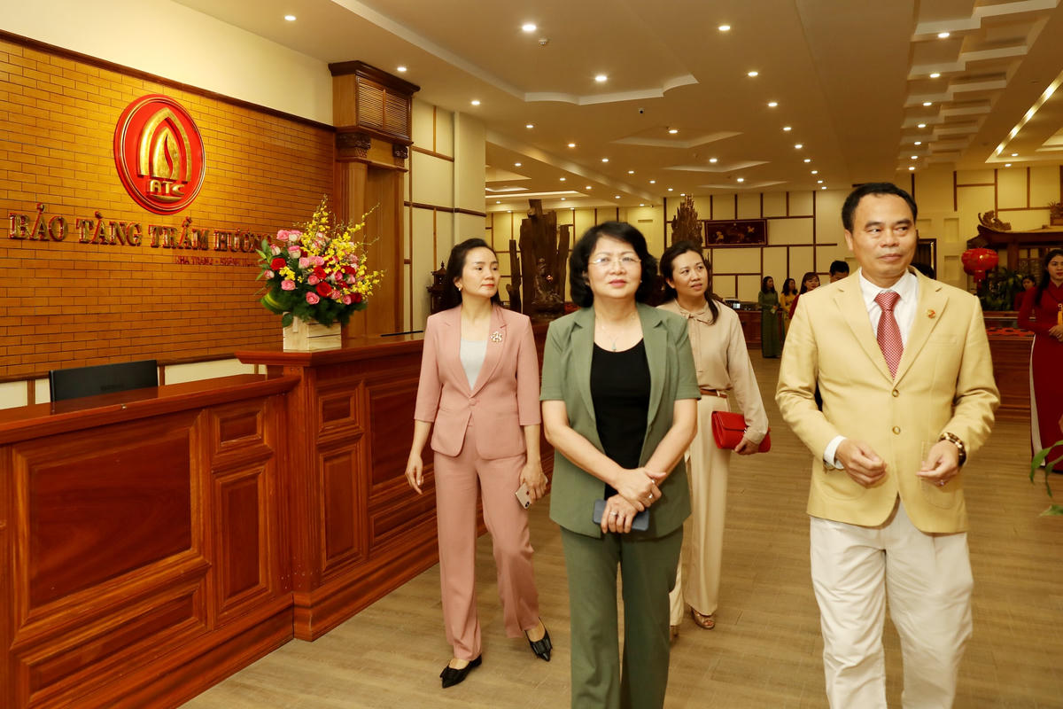 Phó Chủ tịch nước Đặng Thị Ngọc Thịnh thăm quan các gian trưng bày của Bảo tàng Trầm Hương.