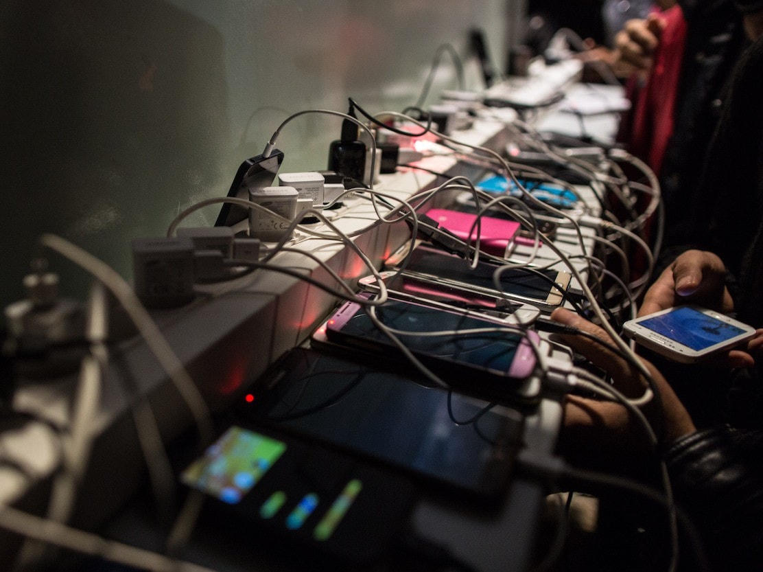 10 sai lầm khi sạc điện thoại, mẹo sạc pin đúng cách