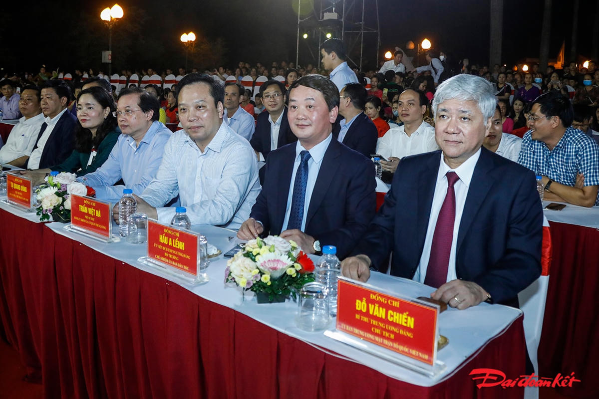 Lãnh đạo Đảng, Nhà nước, MTTQ Việt Nam dự chương trình nghệ thuật.
