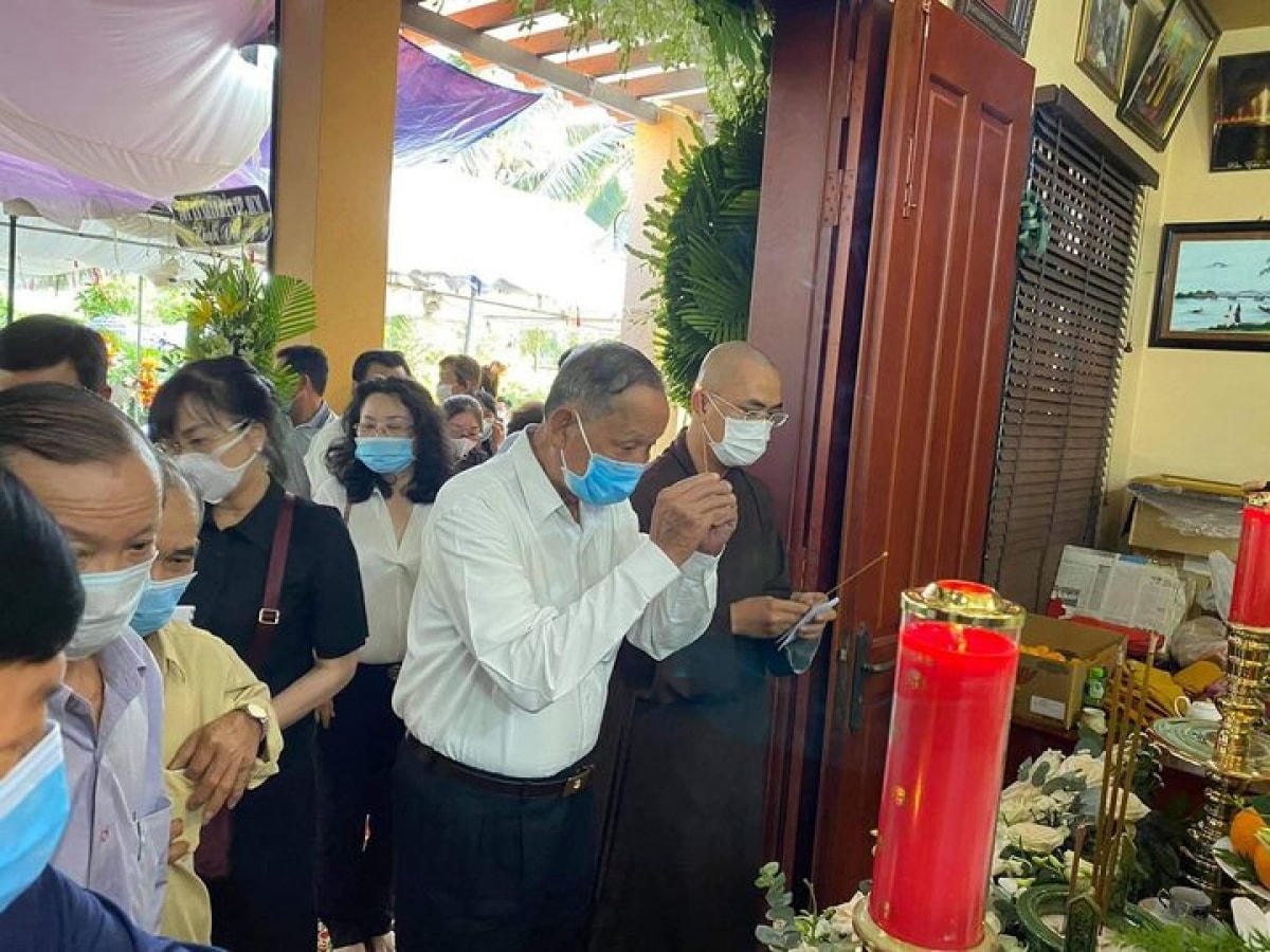 Người dân địa phương đến viếng tại nhà riêng của nguyên Phó Thủ tướng Trương Vĩnh Trọng chiều ngày 19/2.