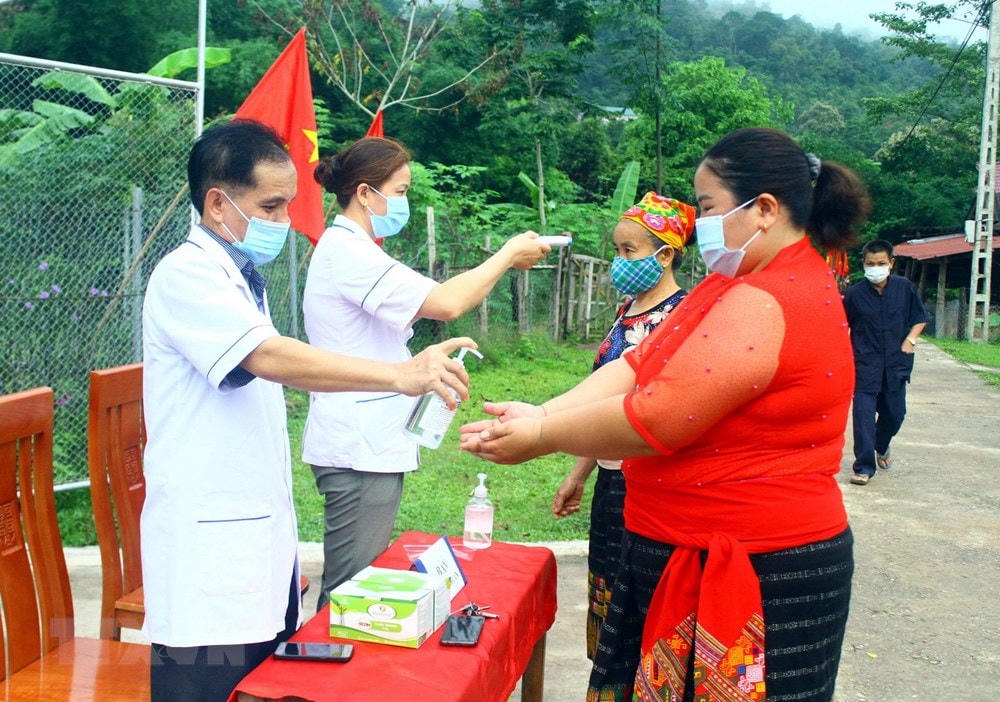 Cử tri đồng bào dân tộc thiểu số các xã miền núi, biên giới Nghệ An phấn khởi đi bỏ phiếu sớm. (Ảnh: Tá Chuyên/TTXVN).