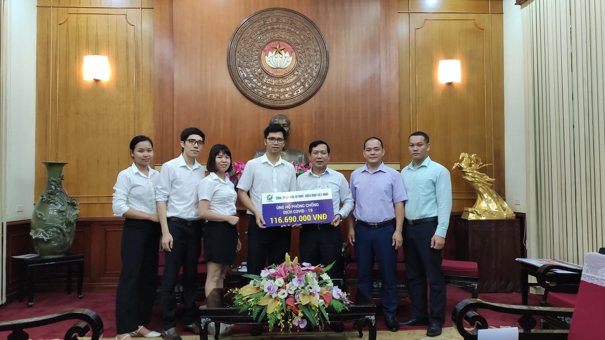Ông Trần Văn Sinh, Trưởng Ban Phong trào UBTƯ MTTQ Việt Nam tiếp nhận ủng hộ từ Công ty Cổ phần Đầu tư và phát triển máy Việt Nam.