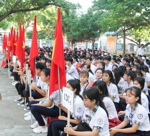 Các em học sinh phấn khởi đón chào năm học mới 2020-2021.
