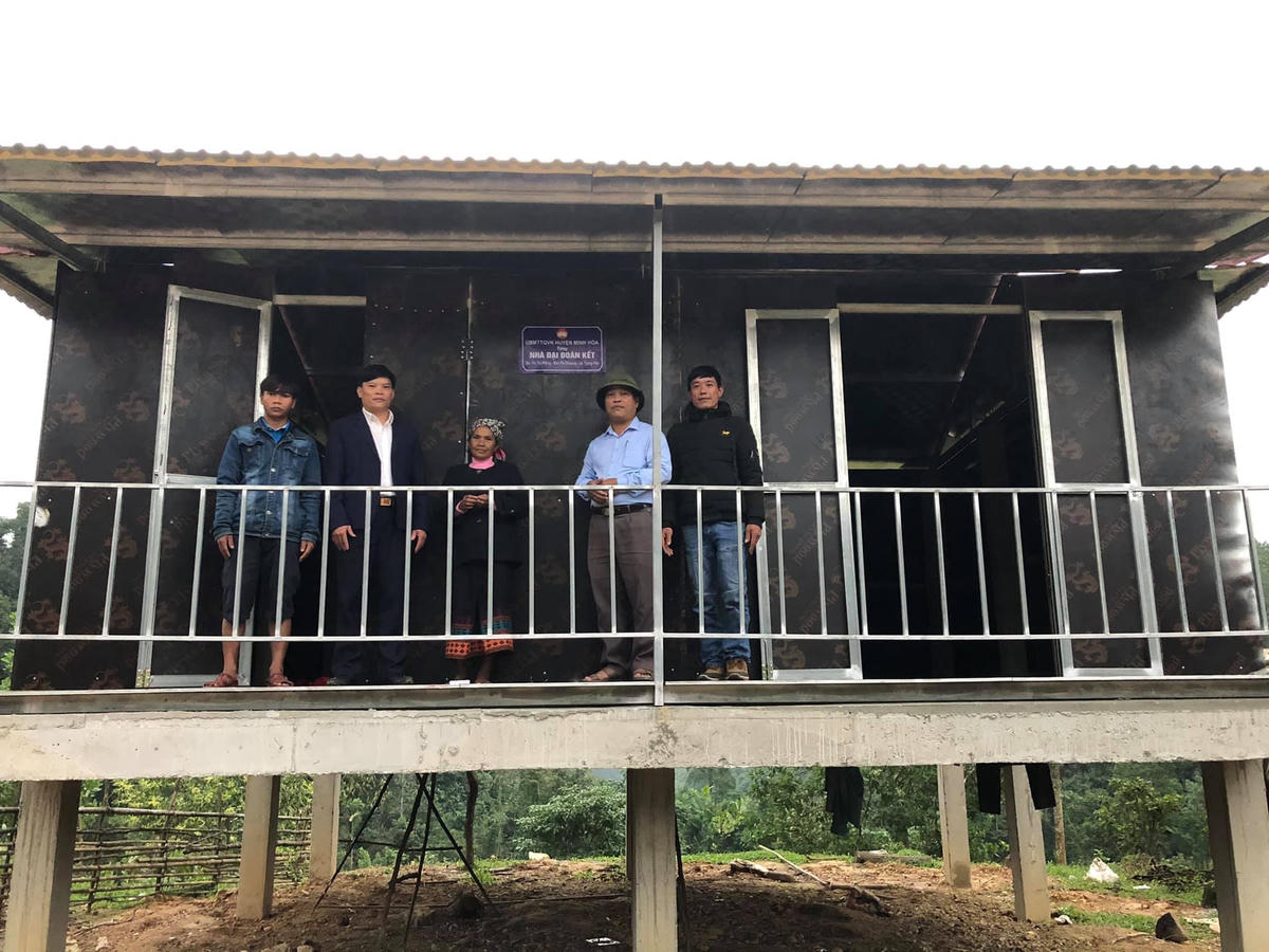 Bàn giao ngôi nhà Đại đoàn kết cho gia đình bà Hồ Thị Kiêng, ở bản Pa Chong, xã Trọng Hóa (Minh Hóa).