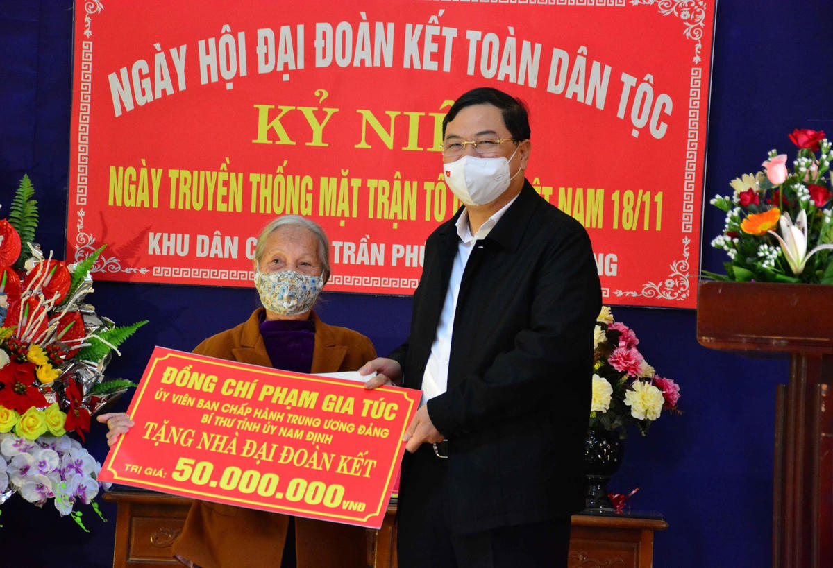 Một hộ dân trong xóm được Bí thư Tỉnh ủy Nam Định tặng tiền xây nhà Đại đoàn kết.