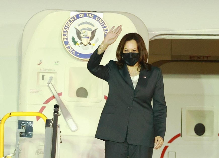 Tối 24/8/2021, Phó Tổng thống Hợp chúng quốc Hoa Kỳ Kamala Harris đã tới Hà Nội, bắt đầu chuyến thăm Việt Nam từ ngày 24-26/8/2021, theo lời mời của Phó Chủ tịch nước Võ Thị Ánh Xuân. (Ảnh: Lâm Khánh/TTXVN).