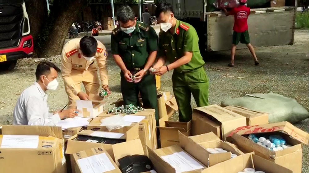 Lực lượng liên ngành chống buôn lậu tỉnh An Giang kiểm tra nguồn gốc, xuất xứ số hàng hoá.