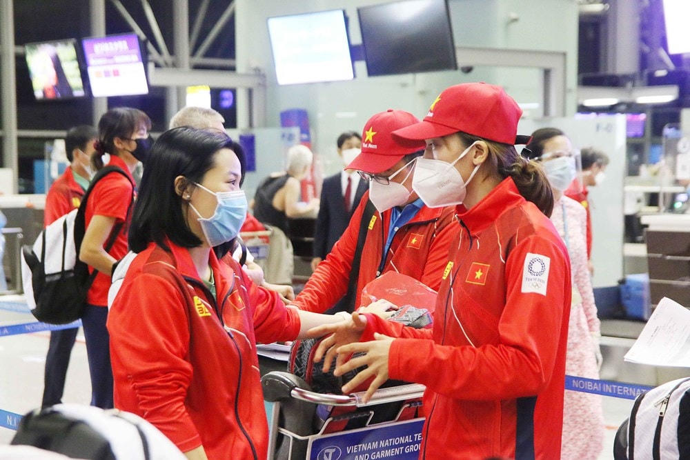 Tối qua (18/7), 43 thành viên của đoàn thể thao Việt Nam đã lên chuyến bay JL 752 của Hãng hàng không Quốc gia Nhật Bản để lên đường tham dự Olympic Tokyo 2020. (Ảnh: PV/Vietnam+) .
