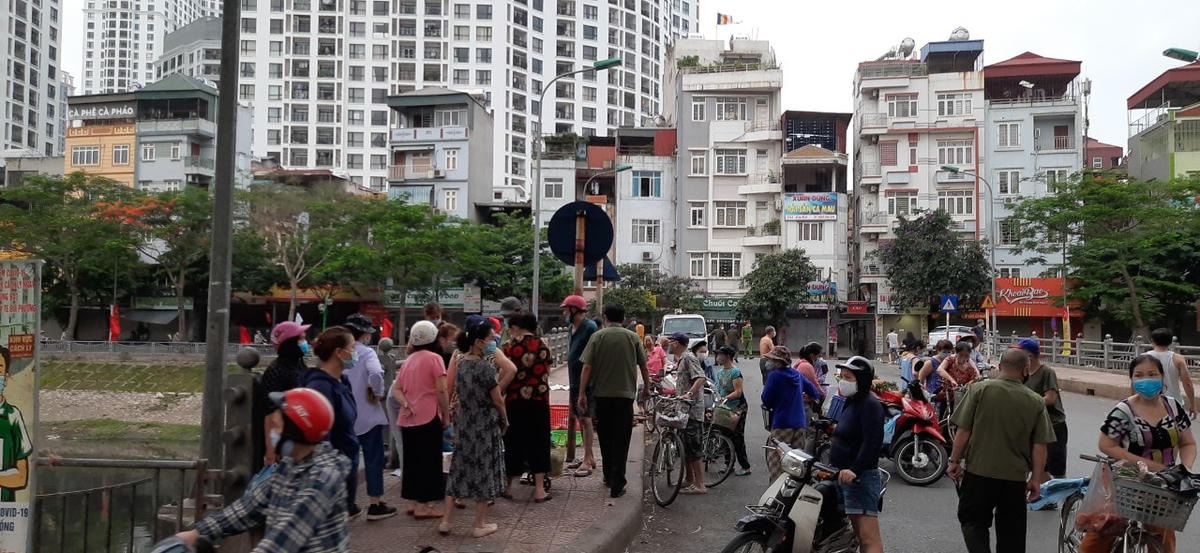 [ẢNH] Chợ tạm vẫn hoạt động, người dân còn lơ là chủ quan phòng dịch