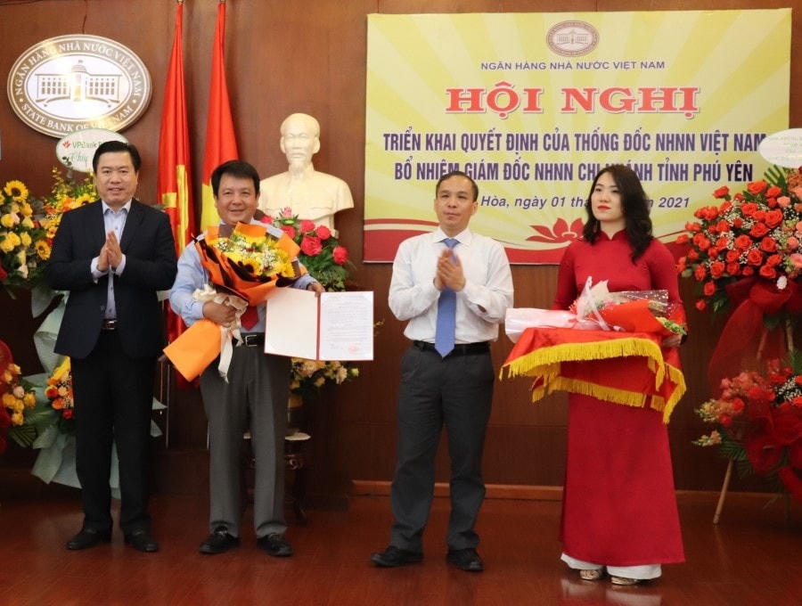 Trao quyết định bổ nhiệm ông Đặng Hồng Lĩnh giữ chức Giám đốc Ngân hàng Nhà nước Chi nhánh Phú Yên.