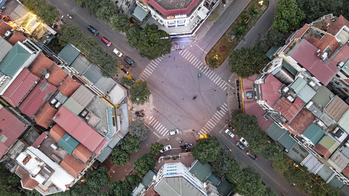 Đặc biệt, phố Lưu Quang Vũ và phố Xuân Quỳnh giao nhau bởi một ngã tư.