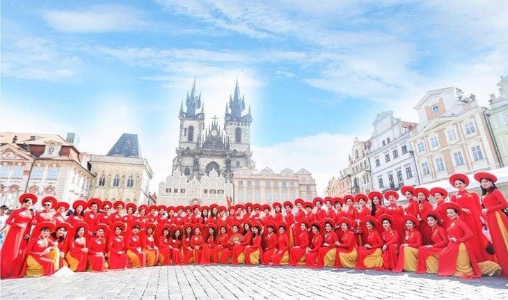 Quỹ Nhân ái Áo dài Phu nhân Châu Âu được thành lập vào tháng 1 năm 2019 tại thành phố Dresden, Cộng hoà Liên Bang Đức (ảnh Hoàng Trường).