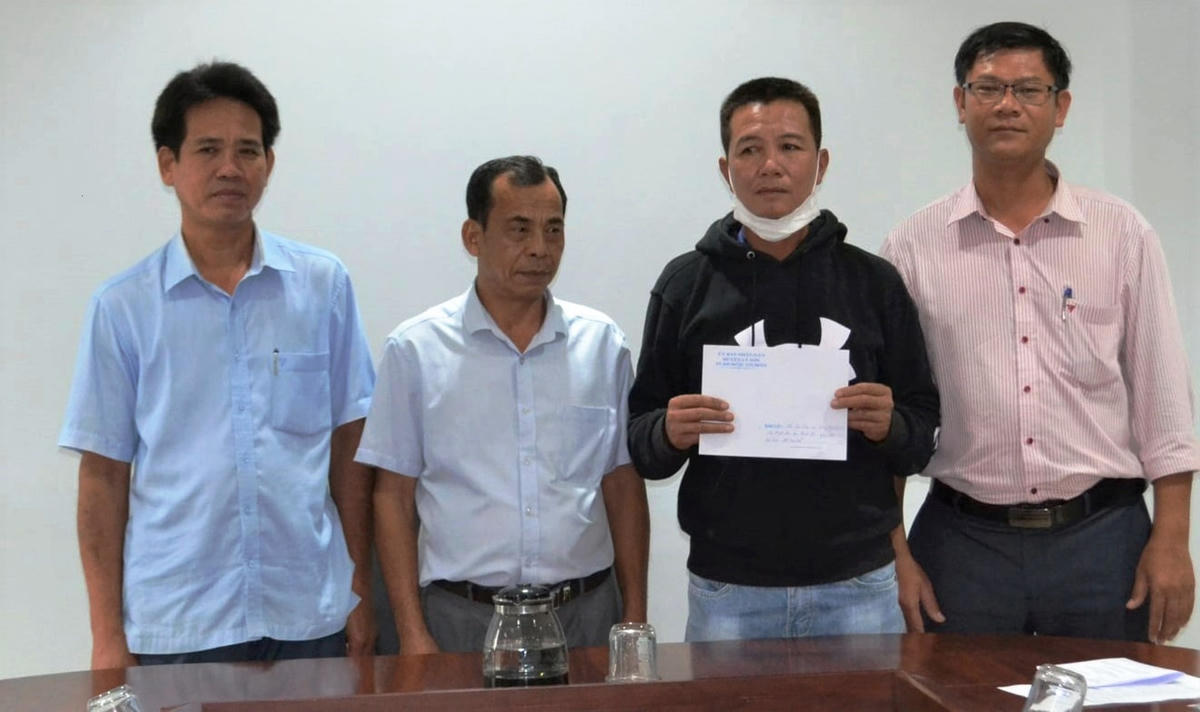 UBND huyện Lý Sơn hỗ trợ cho ngư dân Đại (áo đen) bị chìm tàu trên biển.