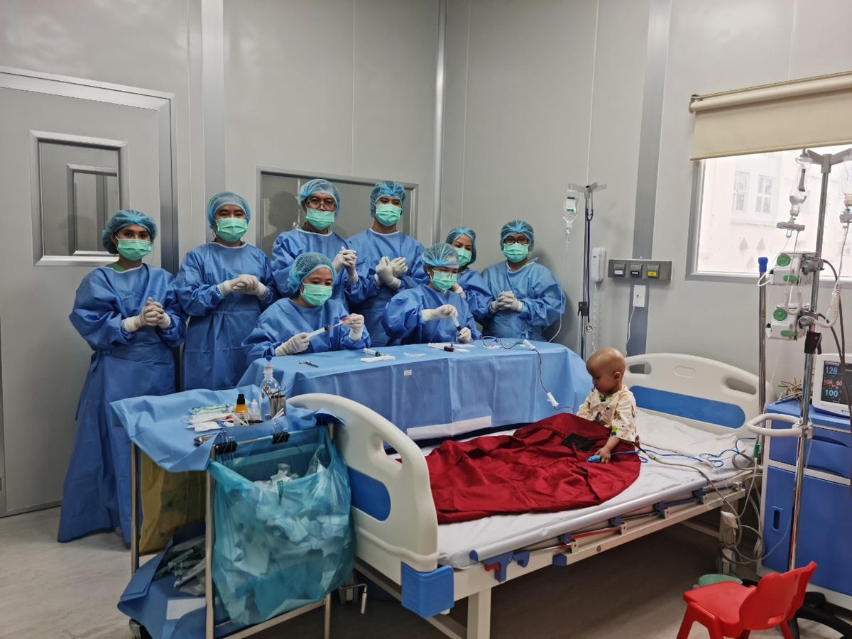 Lãnh đạo bệnh viện Trung ương Huế tặng hoa chúc mừng bệnh nhi Trúc ra viện.