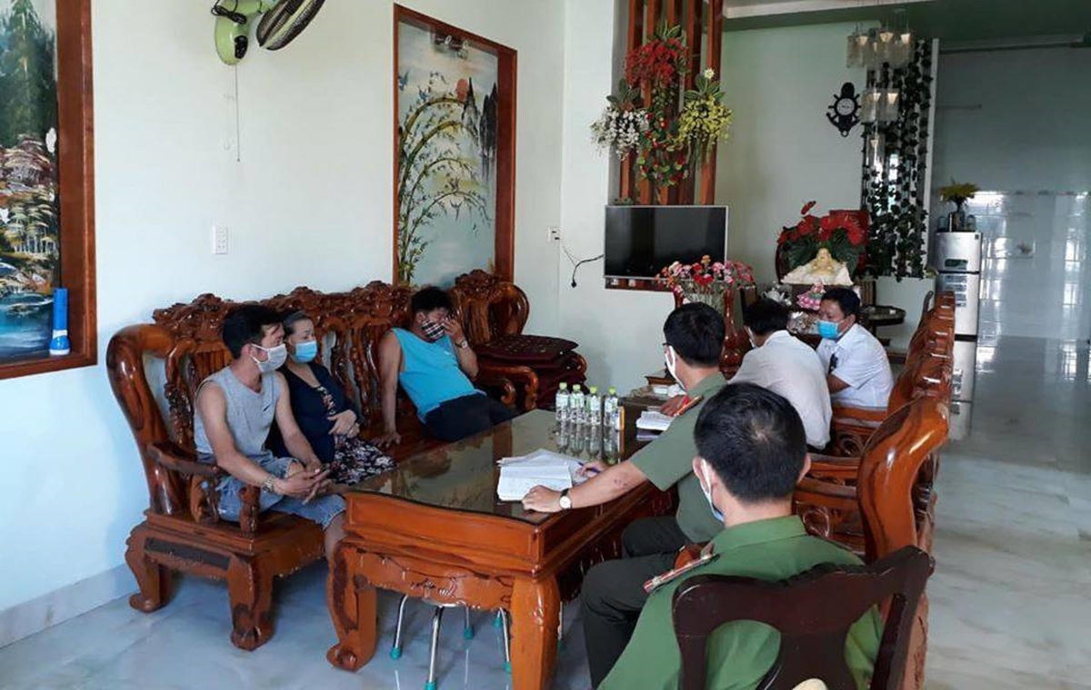 Lực chức năng Quảng Ngãi làm việc với nhà xe Thanh Hương. Ảnh: Công an Quảng Ngãi.