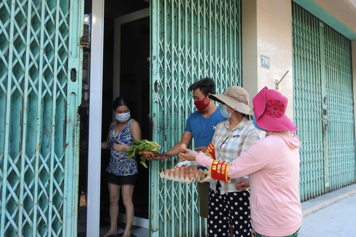 Trong gần 10 ngày "ai ở đâu ở đó", người dân 6 quận nội thành Đà Nẵng được cung cấp đầy đủ các mặt hàng rau, củ, quả. Ảnh Thanh Tùng