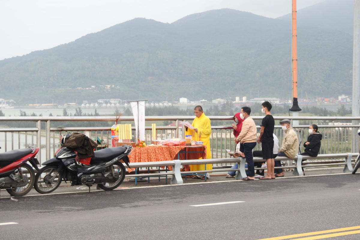 Người thân lập bàn thờ trên cầu, siêu độ vong hồn nạn nhân tự tử. Ảnh: Bình Nguyên.