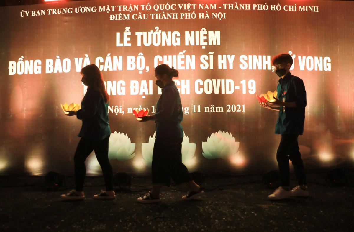 Hoạt động thắp nến tại Lễ tưởng niệm diễn ra ở Công viên Thống Nhất - điểm cầu Hà Nội. Ảnh: Quang Vinh.