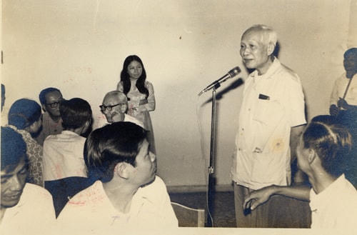 GS Hoàng Xuân Nhị phát biểu trước cán bộ Khoa Ngữ văn Trường Đại học Tổng hợp Hà Nội.