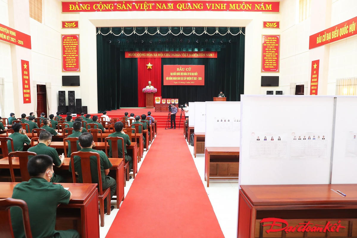  Công tác kiểm tra hòm phiếu chính và hòm phiếu phụ được tiến hành tại lễ khai mạc. Ảnh: Quang Vinh. 